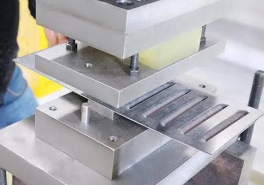 M&aacute;quinas punzonadoras: la columna vertebral de la producci&oacute;n eficiente de cubiertos.jpg